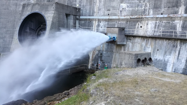 Jato de água Barragem Vilarinho das Furnas Jato de água Barragem Vilarinho das Furnas