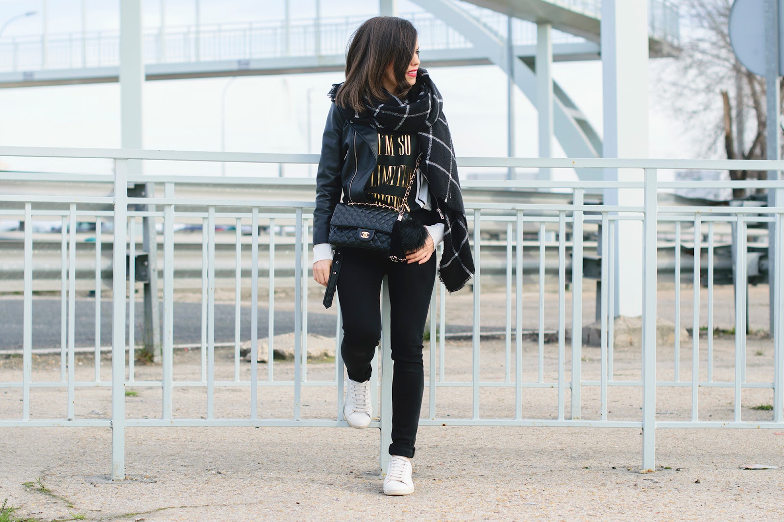 Look con biker y sneakers ponteunostacones