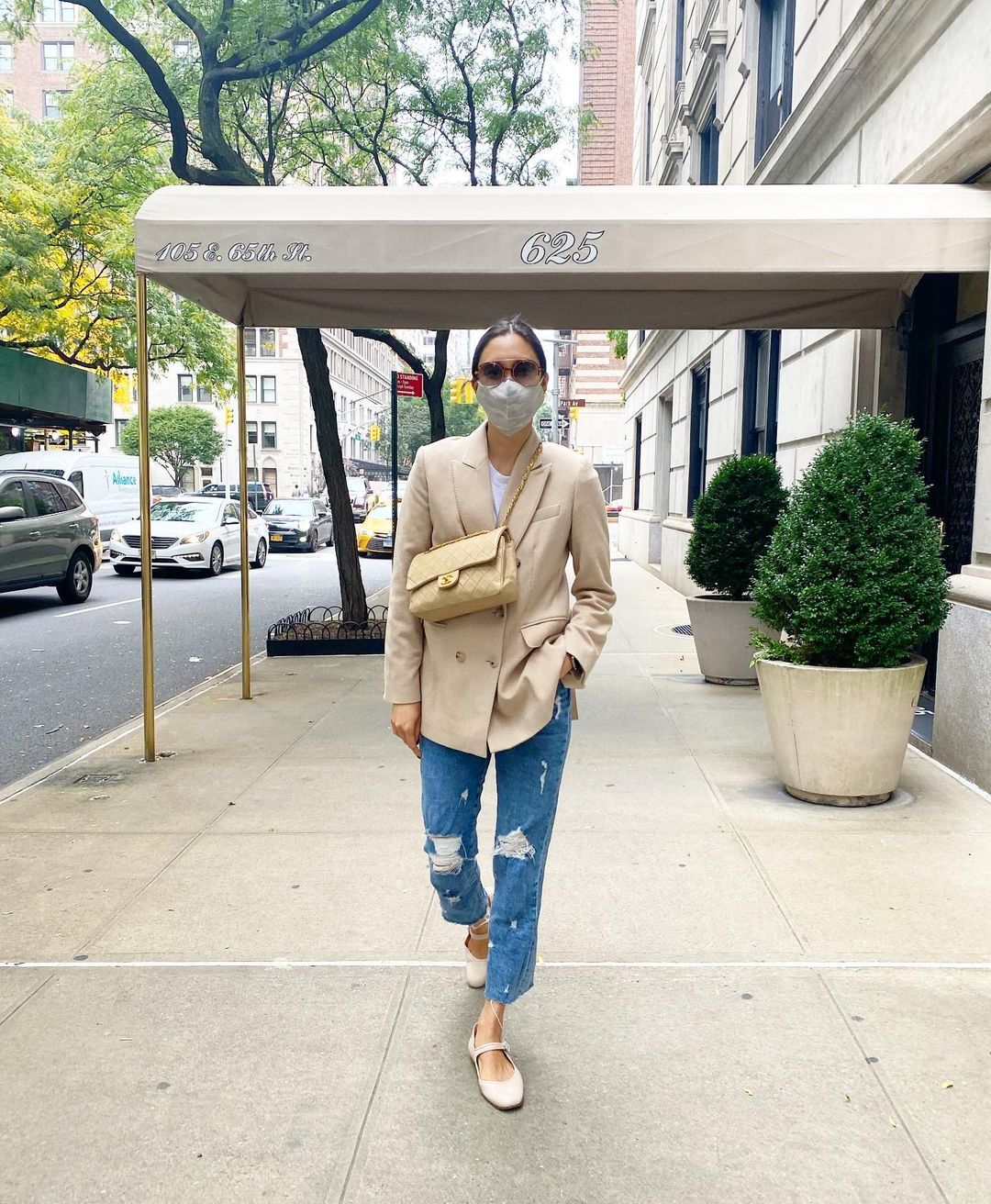This Fashion Editor Proves that Distressed Denim is Still Trending