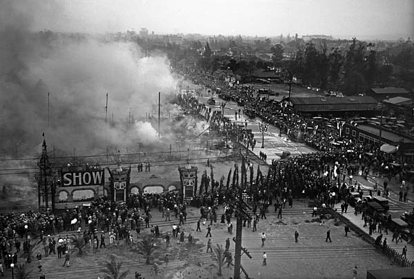 4 Mars 1929, un incendie majeur détruit l'exposition automobile de Los Angeles. Fa_473_autoshowfire600