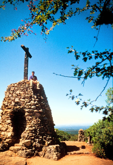 Ermitas en piedra en la Mata do Buçaco, Portugal por El Guisante Verde Project