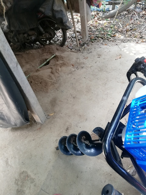 เครื่อง63ซีซี แรงเหลือเจาะไปสี่หลุม ผมเจาะดินแข็งปานกลางดอก6นิ้วเจาะลึกประมาณ70ซม กำลังดี รอดูอีกที่กับอายุใข้งานเดี๋ยวลงเสารั้วประมาณอีกสามสิบกว่าหลุมมาแจ้งอีกที่ครับ