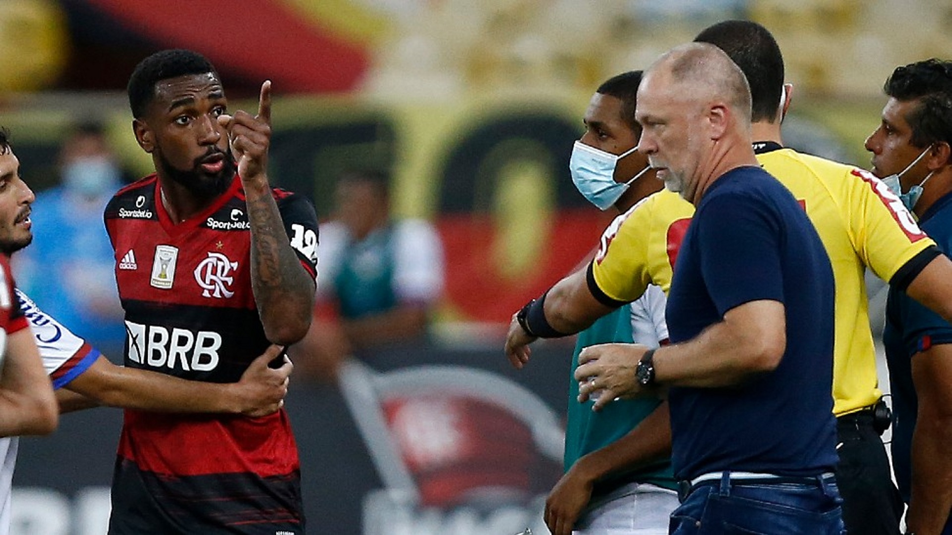 Flamengo confirma Isla e corre para ter lateral em campo na