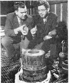 1959'da Western Electric'in pilot hidrotermal kuvars tesisinde gösterilen otoklavda üretilen sentetik kuvars kristalleri