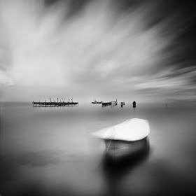 12-Vassilis-Tangoulis-The-Sound-of-Silence-in-Black-and-White-Photographs-www-designstack-co