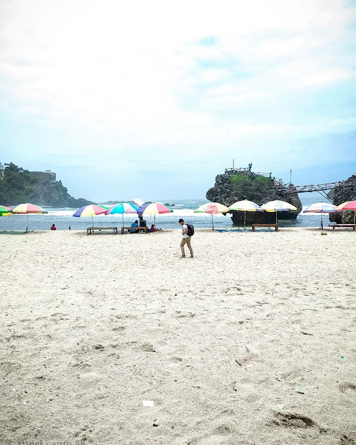 Pantai Siung, Panorama Pasir Putih dan Tebing Raksasa Pantai Siung, Panorama Pasir Putih dan Tebing Raksasa