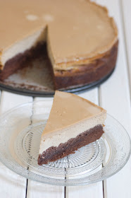 עוגת גבינה וקפה על בסיס בראוניז שוקולד פקאן בציפוי שמנת קפה