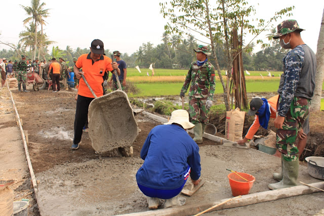 TNI Polri Kompak Tuntaskan Program TMMD Bersama Warga Jimbung   