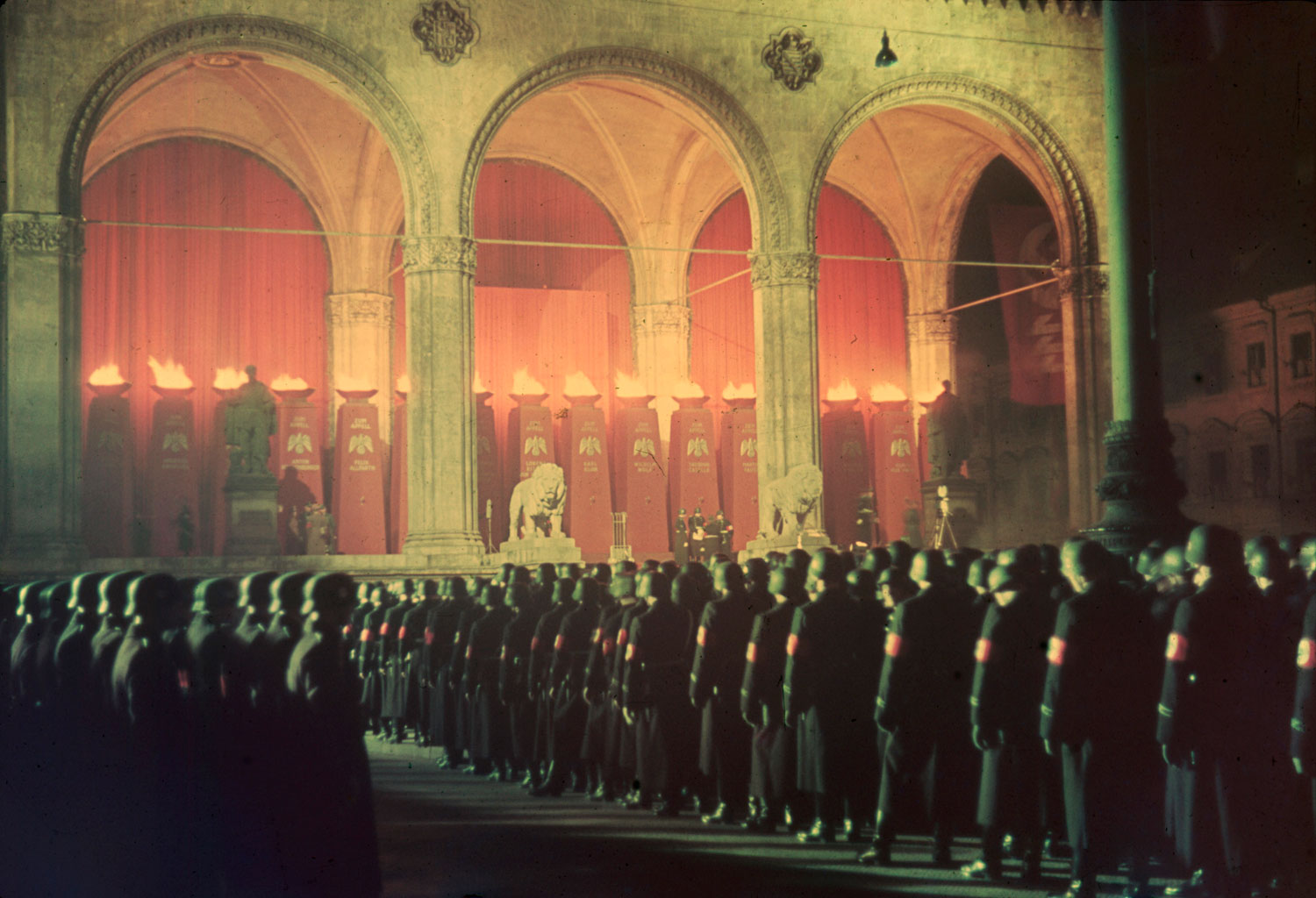 Annual+midnight+swearing-in+of+Nazi+SS+troops,+Feldherrnhalle,+Munich,+1938.jpg