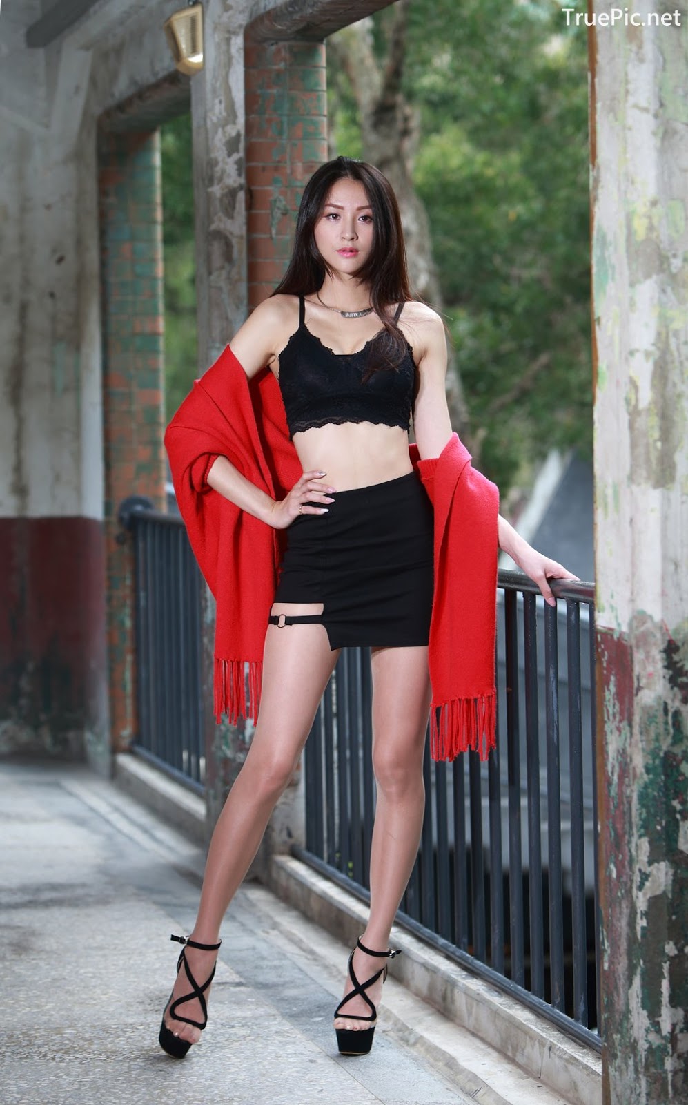 Image-Taiwanese-Beautiful-Long-Legs-Girl-雪岑Lola-Black-Sexy-Short-Pants-and-Crop-Top-Outfit-TruePic.net- Picture-4