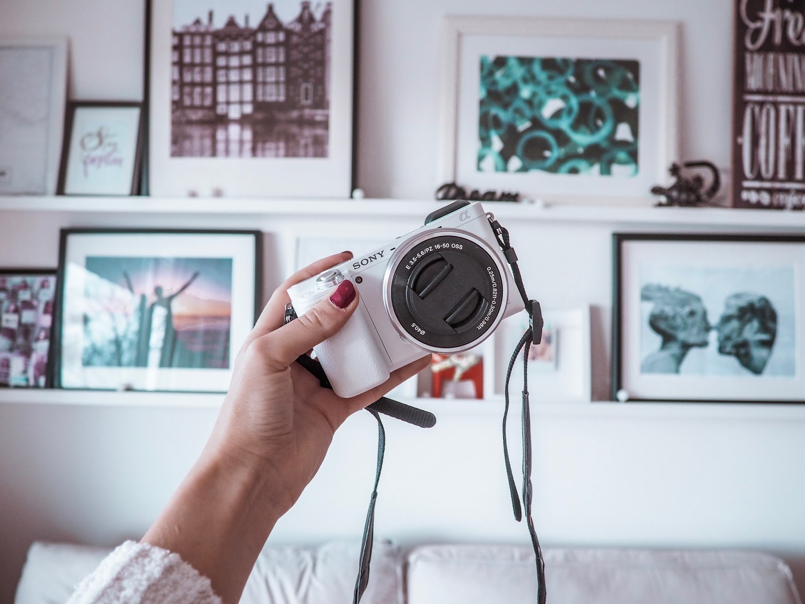 Sony A6000 - aparat idealny na moje podróże Sony A6000, Sony Alpha, aparat na podróże, jaki aparat warto kupić na podróż, aparat hybrydowy, aparat bezlusterkowy, blog lifestyle, blog podróżniczy, biały aparat Sony Alpha 6000, biały aparat