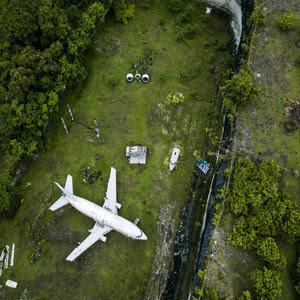 Aterrissagem forçada, acidente ou um cemitério? Imagens sinistras de aviões abandonados Aterrissagem forçada, acidente ou um cemitério? Imagens sinistras de aviões abandonados