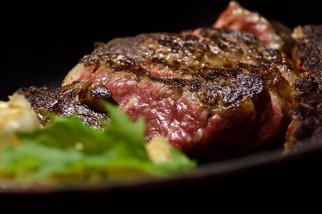  先是雙人份的肋眼牛排，與教父牛排同樣用橢圓形鐵盤裝盛，上蓋肉是老饕的部位，也是整塊最精華的地方，朋友切了一小塊給我嚐，三分熟度剛好，咀嚼時的口感是舒服的，相較之下，比起教父牛排，同樣的部位，N°168 PRIME處理的比較好。