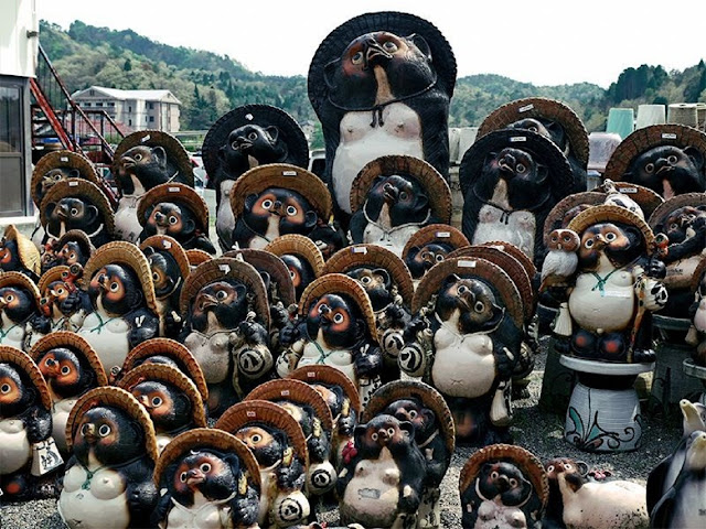 Статуэтки енотовидных собак (тануки) из Сигараки. Благодаря наличию качественной глины там начали делать японскую черепицу (© Pixta)