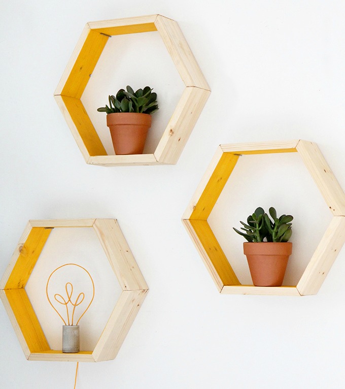 DIY Haz una bonita estanteria de madera, con forma de hexagono