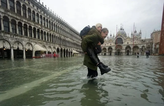 Σε κατάσταση καταστροφής η Βενετία (βίντεο)
