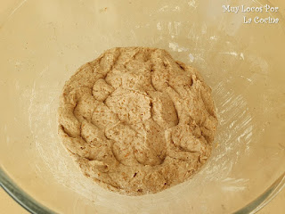 Masa del pan integral con centeno antes de fermentar