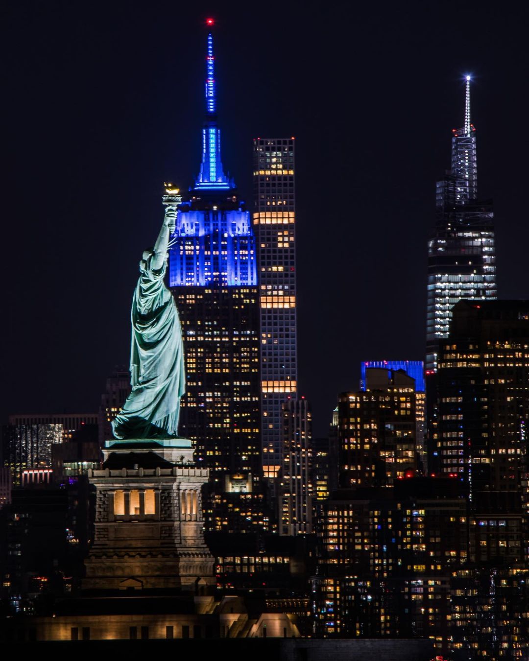 Nickalive Empire State Building Lights Up Blue To Celebrate 25 Years Of Blue S Clues