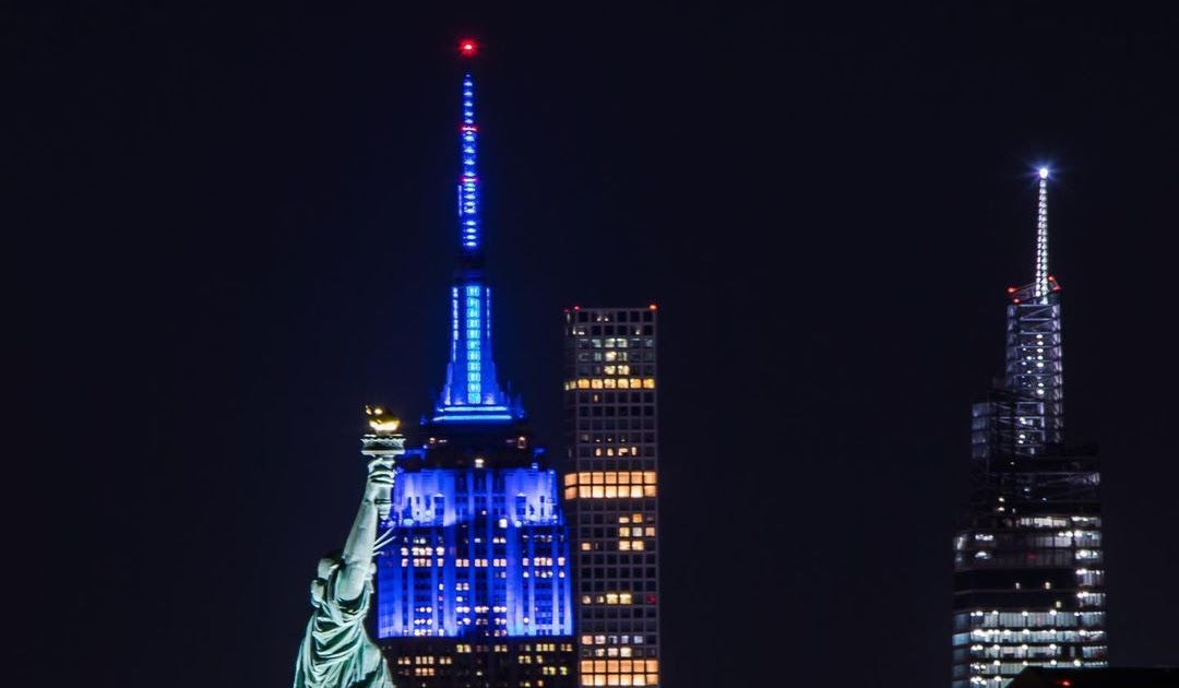 Nickalive Empire State Building Lights Up Blue To Celebrate 25 Years Of Blue S Clues