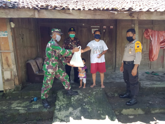 Koramil Karangmalang bagikan Paket Sembako Kepada Warga Miskin Terdampak Corona