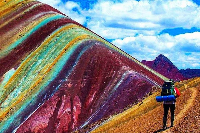Gunung Pelangi Ausangate di Peru