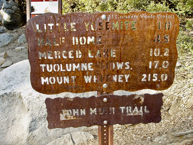 Señalización en el John Muir Trail, Yosemite por El Guisante Verde Project