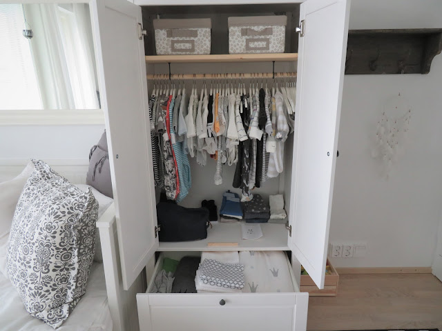 "Oskarin" vaatekaappi, jonka sisältö koostuu tällä hetkellä 50 ja 56 cm vaatteista, parista laatikosta, joissa mm., sukkia, pipoja ja kuolahuiveja, sekä alalaatikosta, jossa on harsot, hoitoalusta ja patjansuojuksia. Laatikossa on myös joitain "Oskarin" isän vaateita. "Oskarin" vaatekaappi, jonka sisältö koostuu tällä hetkellä 50 ja 56 cm vaatteista, parista laatikosta, joissa mm., sukkia, pipoja ja kuolahuiveja, sekä alalaatikosta, jossa on harsot, hoitoalusta ja patjansuojuksia. Laatikossa on myös joitain "Oskarin" isän vaateita.