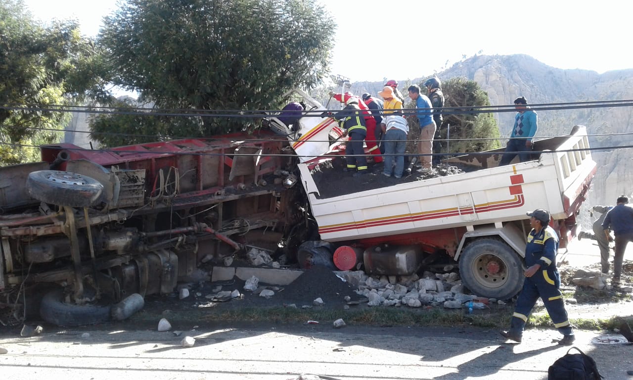 Volqueta de arena embistió a nueve vehículos en al calle 35 de Achumani / RRSS