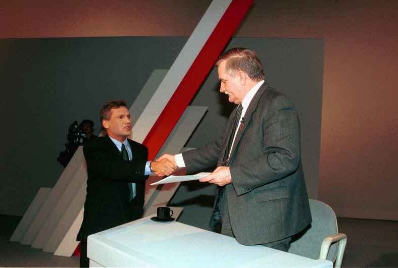 Lech Wałęsa i Aleksander Kwaśniewski podający sobie rękę na zakończenie drugiej telewizyjnej debaty przedwyborczej