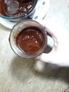 transfer-the-chocolate-sauce-into-tall-glass