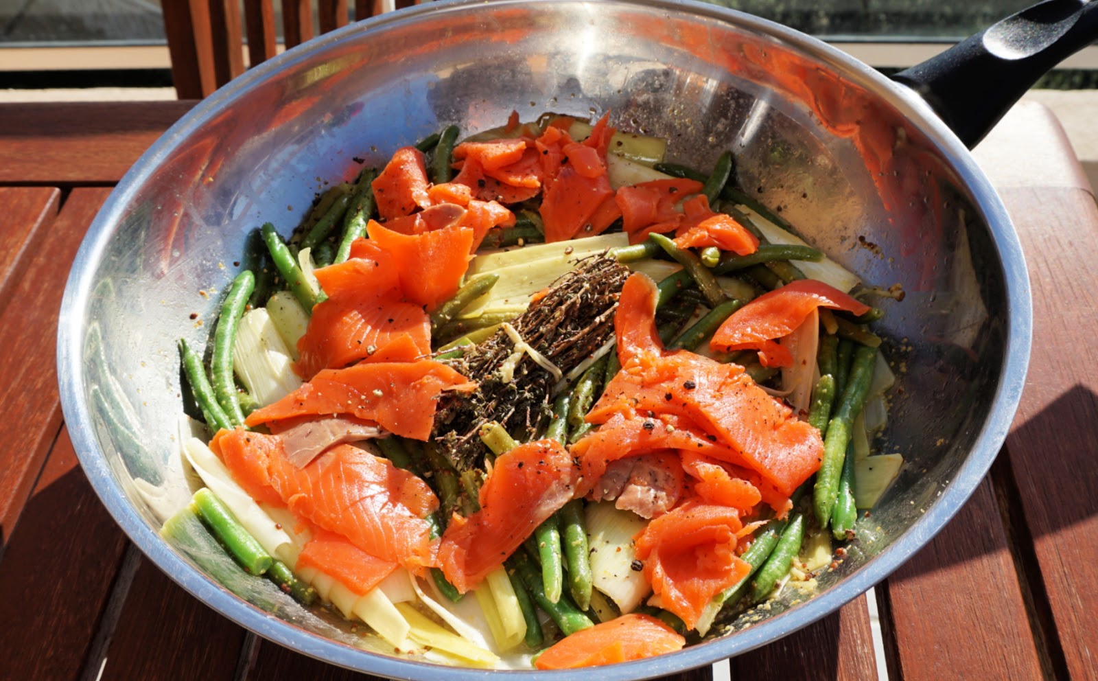 Smoked salmon with leeks and green beans