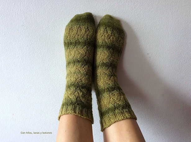 Con hilos, lanas y botones: calcetines tejidos (toe-up socks)