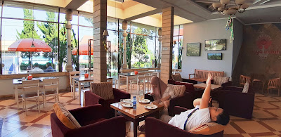 santai-sejenak-di-restoran-hotel pengalamanku menginap di hotel surya indah salatiga jawa tengah review nurul sufitri travel lifestyle blogger