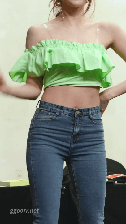 러블리즈, 청바지에 오프숄더 입은 이미주..