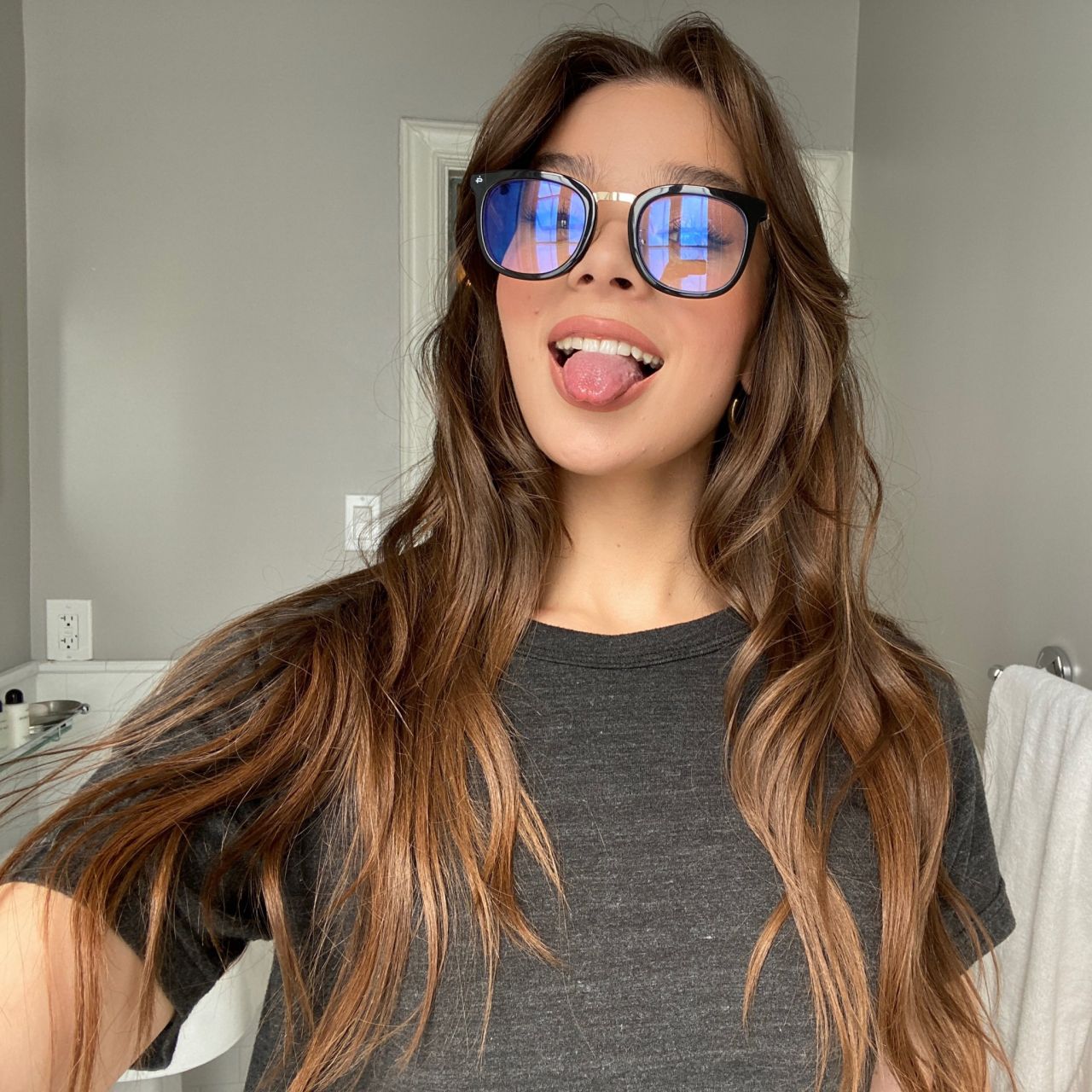 DC COMICS AND ARROWVERSE : Hailee Steinfeld Instagram Photoshoot Nov 2020