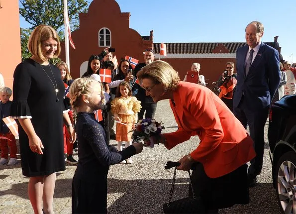 Queen Sonja of Norway attended opening of the Tommerup Ceramic Workshops exhibition in Middelfart. Style of Queen Sonja