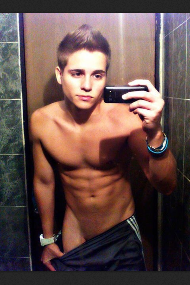 nude-guy-selfies