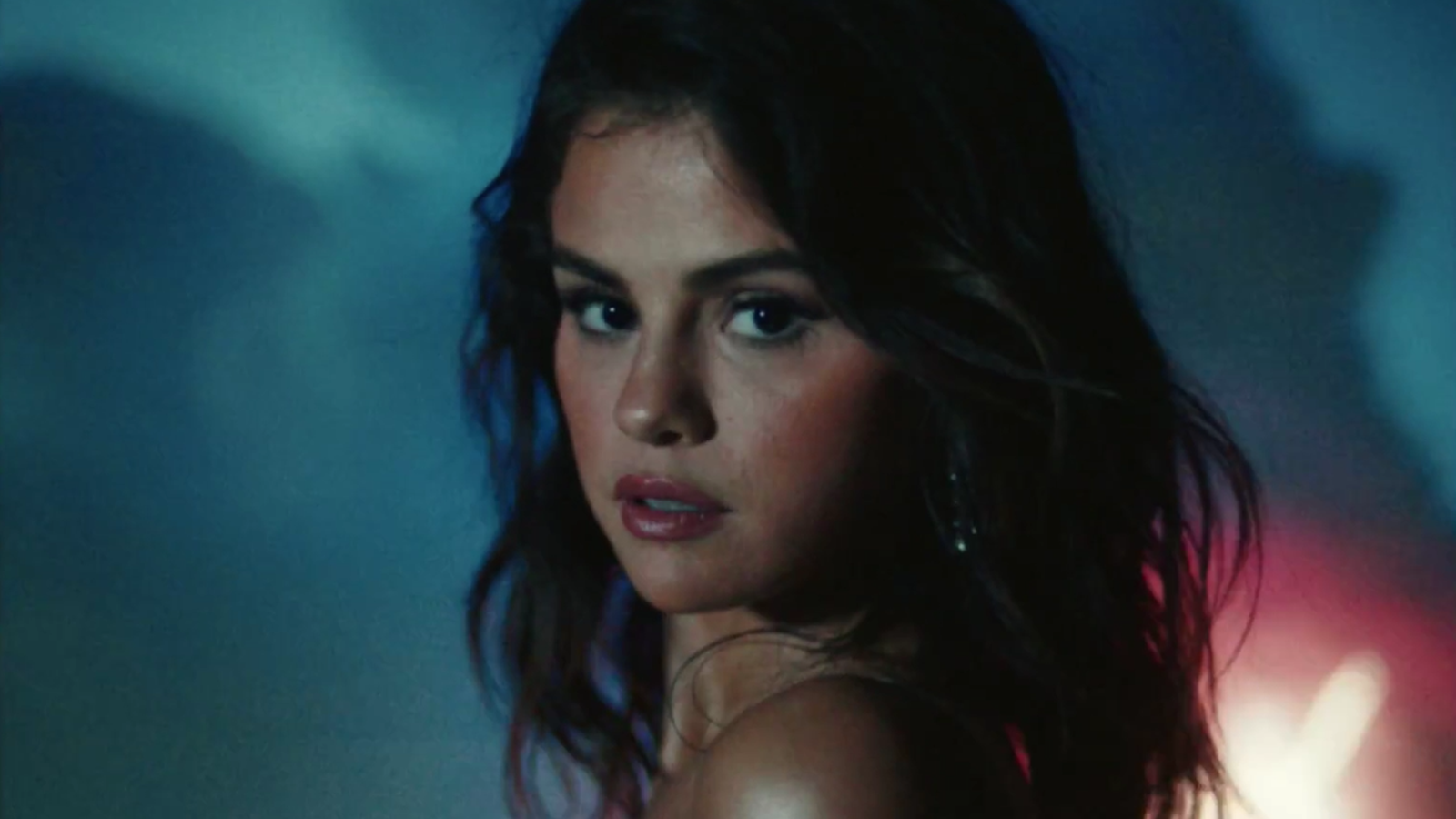 Com cenas gravadas no Brasil, Selena Gomez lança clipe para “Baila