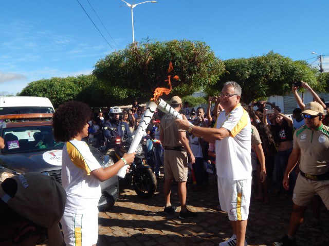Dr. Argelio Hernandez Pupo, portó la antorcha olímpica que encenderá la llama que presidirá los Juegos Olímpicos de Brasil. (Fotos: http://www.portalvilanovanoticias.com)
