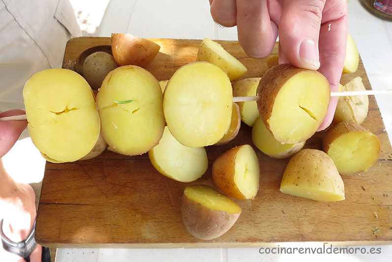 Ensartándo las patatas en las brochetas