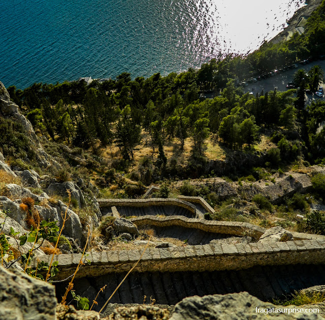 Escadaria que liga a Fortaleza de Palamidi à cidade de Nafplio, Grécia