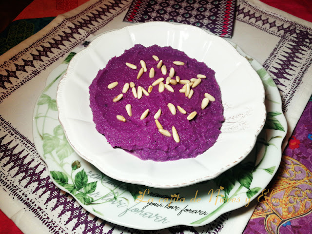 Crema de lombarda con mazana y piñones al cava