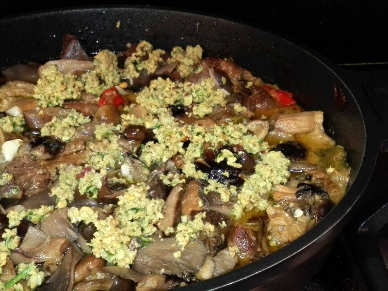 Añadiendo la picada a la cazuela.