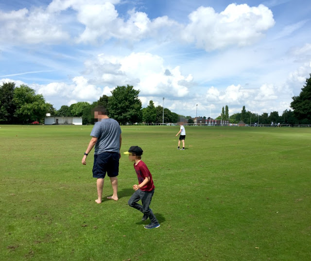 frisbee-playing