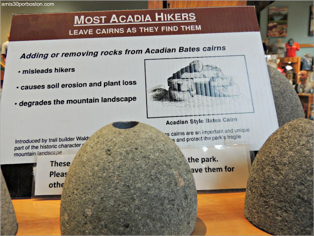 Carteles Informativos sobre los Cairns en el Jordan Pond House en el Parque Nacional Acadia