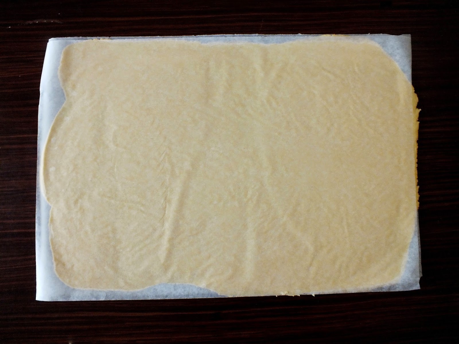 Смазанный маслом пирог. Пергаментная бумага для выпечки. Надо ли смазывать пергамент маслом перед выпечкой в духовке. Надо ли смазывать бумагу для выпечки маслом. Нужно ли смазывать пергамент маслом перед выпечкой.