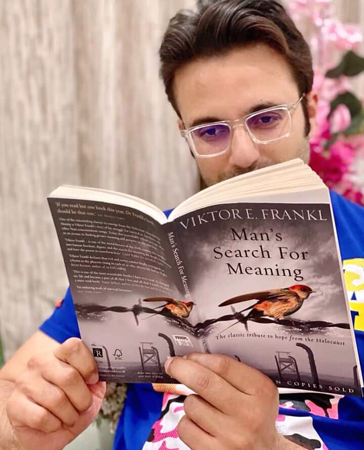 Sandeep Maheshwari reading book