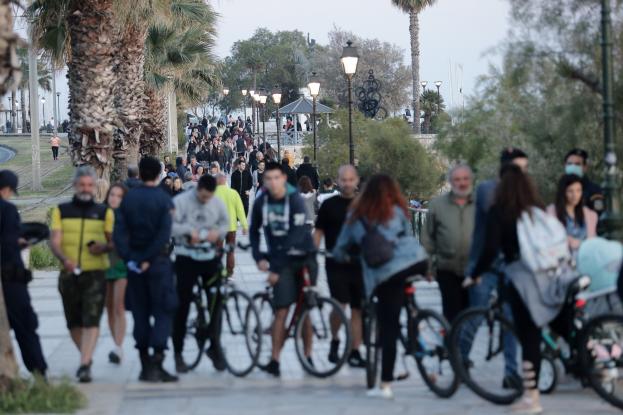 Πλήθος κόσμου ξανά στον Φλοίσβο – Αυστηροί έλεγχοι από την ΕΛΑΣ (Photos)