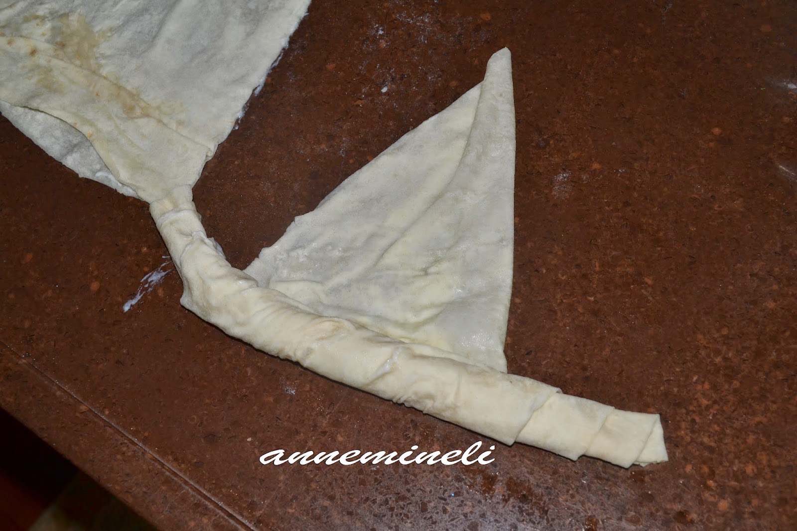 ANNEMİNELİ TADINA DOYAMIYACAĞINIZ HAVUZLU BÖREK TARİFİ VE YAPILIŞI