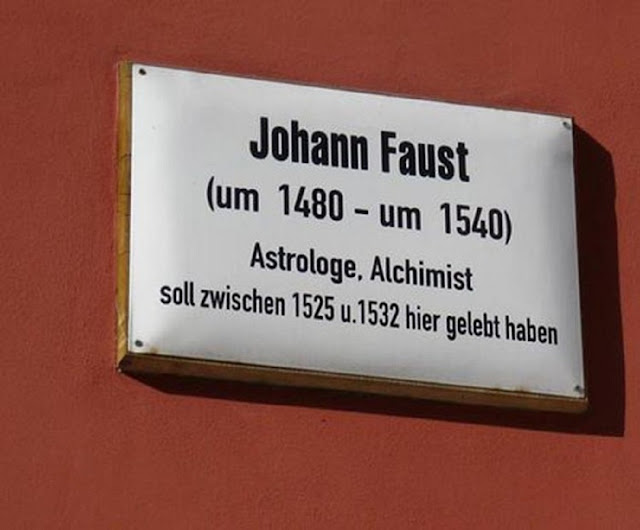 «Иоганн Фауст (ок. 1480 — ок. 1540), астролог, алхимик,  жил здесь между 1525 и 1532 годами»  (мемориальная доска на доме в Виттенберге)